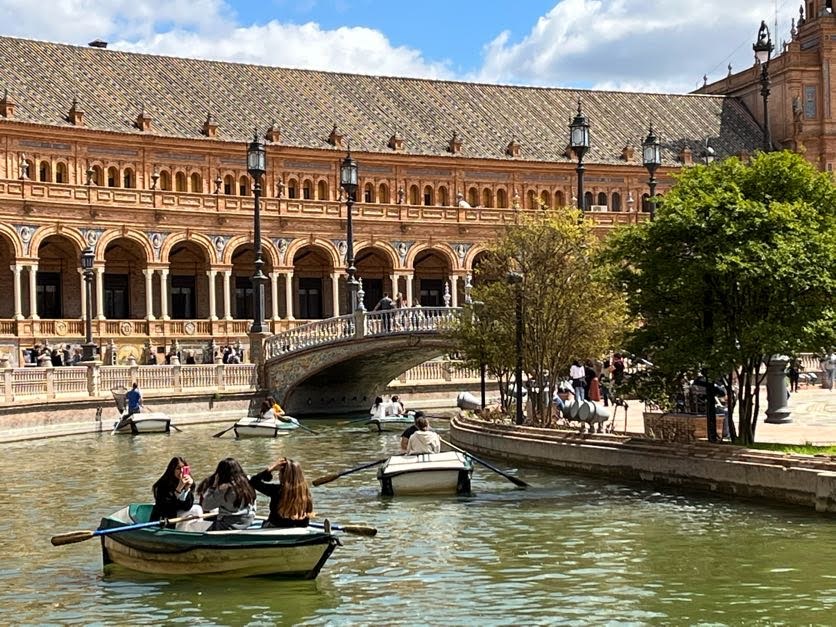 view of the pond in plaza españa